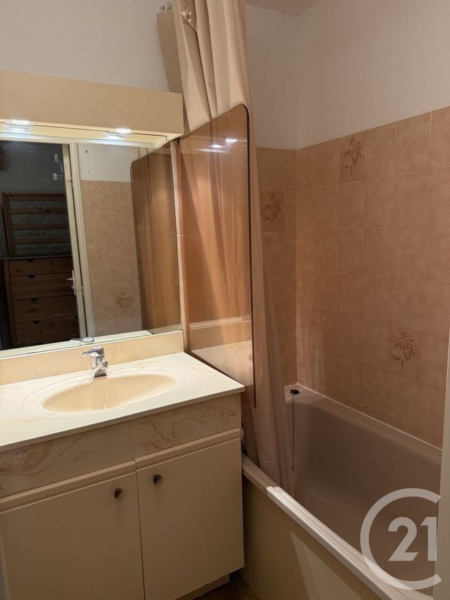 Appartement F1 à louer - 1 pièce - 22.0 m2 - LA LONDE LES MAURES - 83 - PROVENCE-ALPES-COTE-D-AZUR - Century 21 Pavillon Or